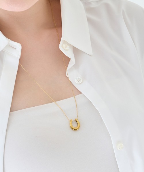Phoebe（フィービィー）の「【金属アレルギー対応】メタリックホースシューネックレス　ステンレス/馬蹄/蹄鉄/ラッキーモチーフ/ギフト/プレゼント/大ぶり（ネックレス・レディース・イエローゴールド/シルバー・FREE）」の18枚目の写真
