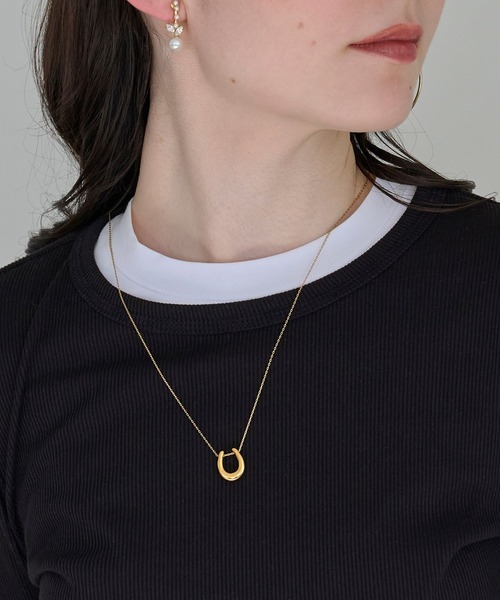 Phoebe（フィービィー）の「【金属アレルギー対応】メタリックホースシューネックレス　ステンレス/馬蹄/蹄鉄/ラッキーモチーフ/ギフト/プレゼント/大ぶり（ネックレス・レディース・イエローゴールド/シルバー・FREE）」の16枚目の写真