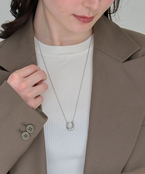 Phoebe（フィービィー）の「【金属アレルギー対応】メタリックホースシューネックレス　ステンレス/馬蹄/蹄鉄/ラッキーモチーフ/ギフト/プレゼント/大ぶり（ネックレス・レディース・イエローゴールド/シルバー・FREE）」の19枚目の写真