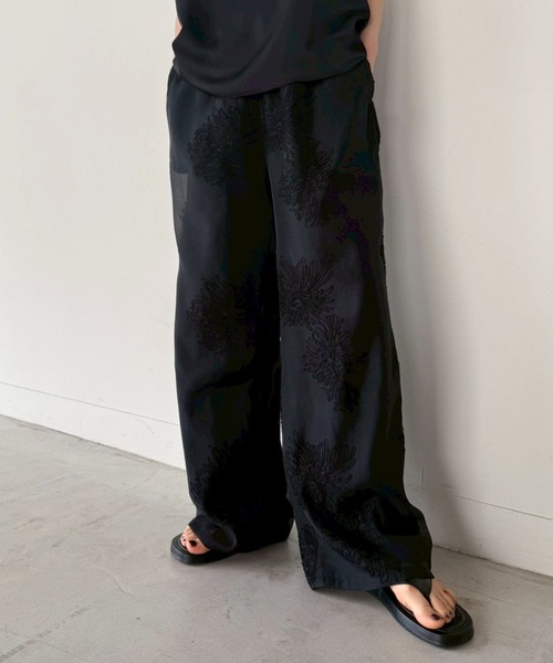 select MOCA by son（セレクトモカバイソン）の「フラワーエンブロイダリーシアーワイドパンツ【セットアップ対応】【by SON】（その他パンツ・レディース・アイボリー/ブラック・FREE）」の2枚目の写真