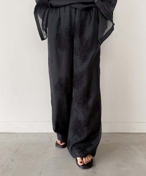 select MOCA by son（セレクトモカバイソン）の「フラワーエンブロイダリーシアーワイドパンツ【セットアップ対応】【by SON】（その他パンツ・レディース・アイボリー/ブラック・FREE）」の9枚目の写真