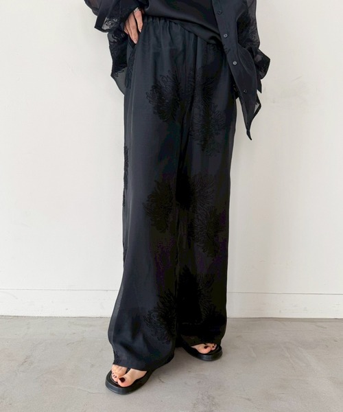 select MOCA by son（セレクトモカバイソン）の「フラワーエンブロイダリーシアーワイドパンツ【セットアップ対応】【by SON】（その他パンツ・レディース・アイボリー/ブラック・FREE）」の11枚目の写真