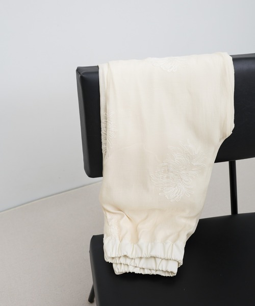 select MOCA by son（セレクトモカバイソン）の「フラワーエンブロイダリーシアーワイドパンツ【セットアップ対応】【by SON】（その他パンツ・レディース・アイボリー/ブラック・FREE）」の8枚目の写真