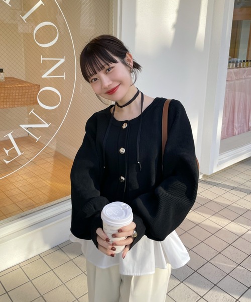 hinari（ヒナリ）の「ニュアンスボタンニットカーデ（カーディガン/ボレロ・レディース・ブラック/ライトベージュ/ライトピンク・FREE）」の4枚目の写真