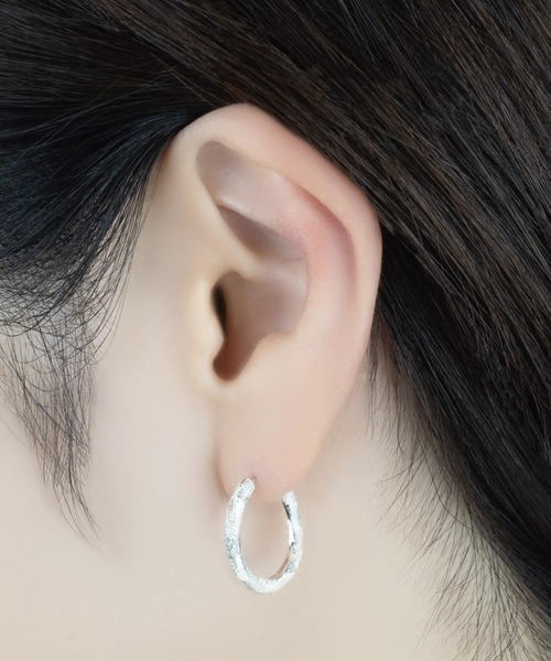 e.m.（イーエム）の「スターダストフープピアス(M)/シルバー/レディース/メンズ/2026WinterCollection（ピアス（片耳用）・レディース・シルバー・FREE）」の4枚目の写真