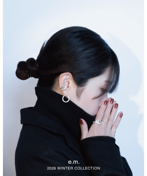 e.m.（イーエム）の「スターダストフープピアス(M)/シルバー/レディース/メンズ/2026WinterCollection（ピアス（片耳用）・レディース・シルバー・FREE）」の3枚目の写真