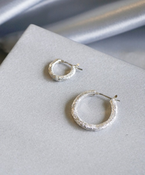 e.m.（イーエム）の「スターダストフープピアス(M)/シルバー/レディース/メンズ/2026WinterCollection（ピアス（片耳用）・レディース・シルバー・FREE）」の6枚目の写真