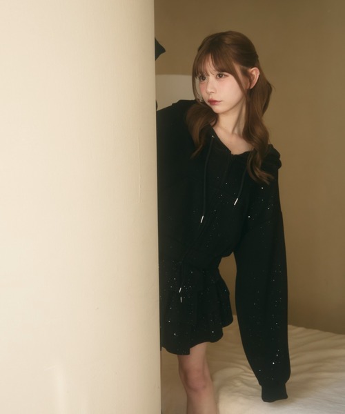 TITTY&CO.(ティティーアンドコー)の「ロゴラインストーン付きスウェットセットアップ(セットアップ・レディース・グレー/ブラック・FREE)」の6枚目の写真