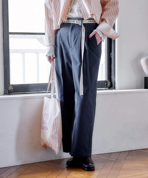 FREAK'S STORE(フリークスストア)の「FRUIT OF THE LOOM × FREAK'S STORE/フルーツオブザルーム 別注 ロゴベルト付き ツイルパンツ/トリミング(スラックス・レディース・ピンク/ベージュ/ネイビー・SMALL/MEDIUM)」の2枚目の写真