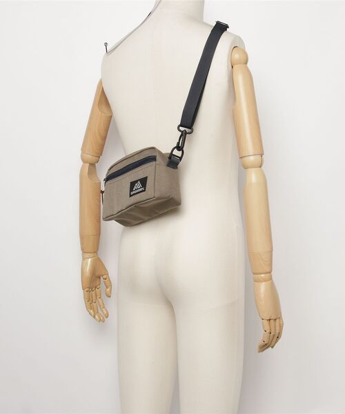GREGORY（グレゴリー）の「パデッドショルダーポーチS PADDED SHOULDER POUCH S サンドストーム（ショルダーバッグ・メンズ・ベージュ系・ONE SIZE）」の2枚目の写真
