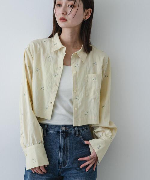 SENSE OF PLACE by URBAN RESEARCH(センスオブプレイスバイアーバンリサーチ)の「フラワーエンブロイダリークロップドシャツ(シャツ/ブラウス・レディース・ホワイト系その他/ベージュ/ブラック系その他・ONE)」の1枚目の写真