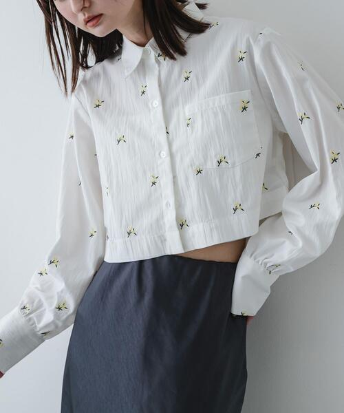 SENSE OF PLACE by URBAN RESEARCH(センスオブプレイスバイアーバンリサーチ)の「フラワーエンブロイダリークロップドシャツ(シャツ/ブラウス・レディース・ホワイト系その他/ベージュ/ブラック系その他・ONE)」の2枚目の写真