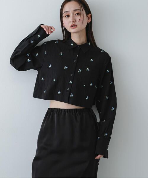 SENSE OF PLACE by URBAN RESEARCH(センスオブプレイスバイアーバンリサーチ)の「フラワーエンブロイダリークロップドシャツ(シャツ/ブラウス・レディース・ホワイト系その他/ベージュ/ブラック系その他・ONE)」の3枚目の写真
