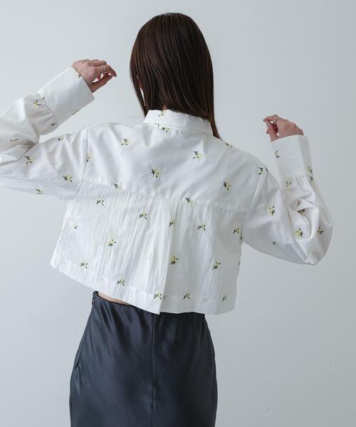 SENSE OF PLACE by URBAN RESEARCH(センスオブプレイスバイアーバンリサーチ)の「フラワーエンブロイダリークロップドシャツ(シャツ/ブラウス・レディース・ホワイト系その他/ベージュ/ブラック系その他・ONE)」の6枚目の写真