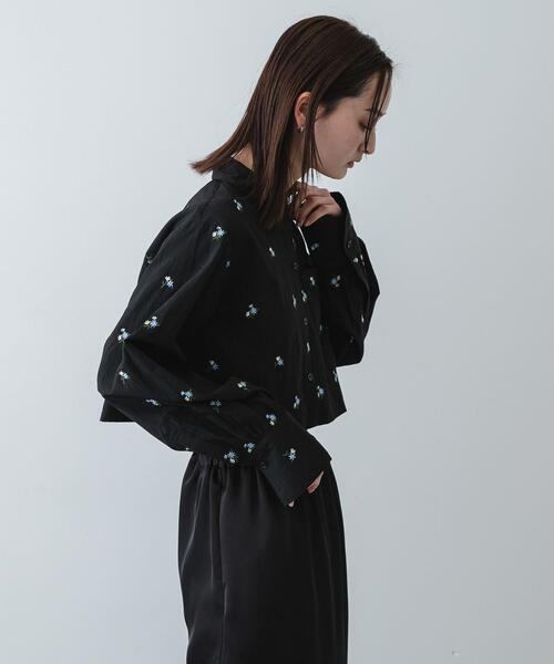 SENSE OF PLACE by URBAN RESEARCH(センスオブプレイスバイアーバンリサーチ)の「フラワーエンブロイダリークロップドシャツ(シャツ/ブラウス・レディース・ホワイト系その他/ベージュ/ブラック系その他・ONE)」の22枚目の写真