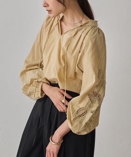 hunch(ハンチ)の「キャンブリックボイル 袖刺繍ブラウス(シャツ/ブラウス・レディース・オフホワイト/ブラック/ベージュ・FREE)」の3枚目の写真