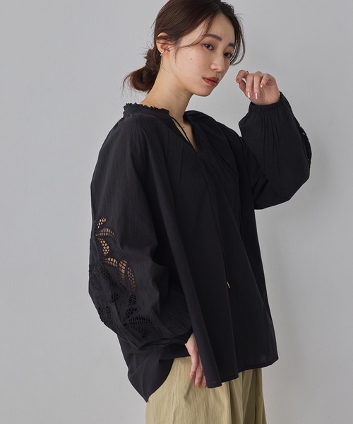 hunch(ハンチ)の「キャンブリックボイル 袖刺繍ブラウス(シャツ/ブラウス・レディース・オフホワイト/ブラック/ベージュ・FREE)」の17枚目の写真