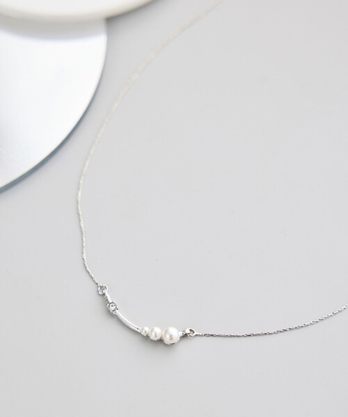 ROPE' PICNIC（ロペピクニック）の「パールカーブラインショートネックレス（ネックレス・レディース・シルバー/ゴールド・FREE）」の2枚目の写真