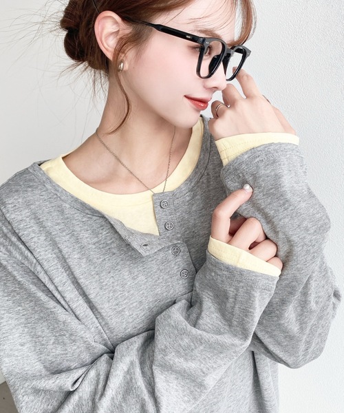 moment+(モーメントプラス)の「ヘンリーネックレイヤードロングTシャツ(ヘンリーネックロンT+ロンT2枚セット)(Tシャツ/カットソー・レディース・レッド/ピンク/オフホワイト/杢グレー/イエロー/ブラック・M)」の1枚目の写真