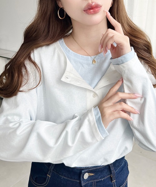 moment+(モーメントプラス)の「ヘンリーネックレイヤードロングTシャツ(ヘンリーネックロンT+ロンT2枚セット)(Tシャツ/カットソー・レディース・レッド/ピンク/オフホワイト/杢グレー/イエロー/ブラック・M)」の2枚目の写真