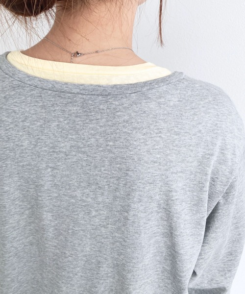 moment+(モーメントプラス)の「ヘンリーネックレイヤードロングTシャツ(ヘンリーネックロンT+ロンT2枚セット)(Tシャツ/カットソー・レディース・レッド/ピンク/オフホワイト/杢グレー/イエロー/ブラック・M)」の15枚目の写真