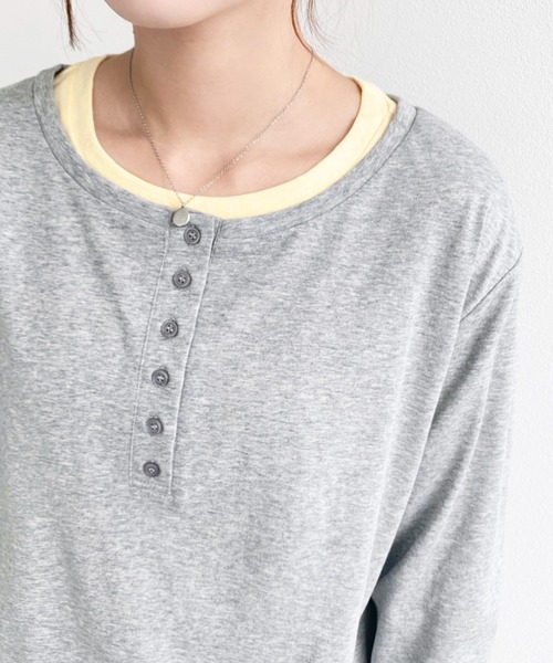moment+(モーメントプラス)の「ヘンリーネックレイヤードロングTシャツ(ヘンリーネックロンT+ロンT2枚セット)(Tシャツ/カットソー・レディース・レッド/ピンク/オフホワイト/杢グレー/イエロー/ブラック・M)」の11枚目の写真