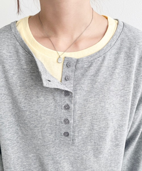 moment+(モーメントプラス)の「ヘンリーネックレイヤードロングTシャツ(ヘンリーネックロンT+ロンT2枚セット)(Tシャツ/カットソー・レディース・レッド/ピンク/オフホワイト/杢グレー/イエロー/ブラック・M)」の12枚目の写真