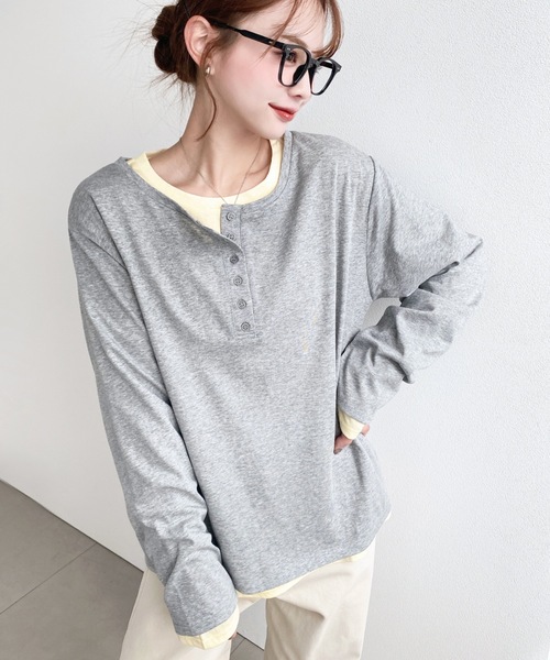 moment+(モーメントプラス)の「ヘンリーネックレイヤードロングTシャツ(ヘンリーネックロンT+ロンT2枚セット)(Tシャツ/カットソー・レディース・レッド/ピンク/オフホワイト/杢グレー/イエロー/ブラック・M)」の8枚目の写真