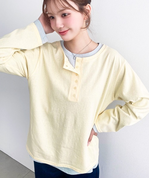 moment+(モーメントプラス)の「ヘンリーネックレイヤードロングTシャツ(ヘンリーネックロンT+ロンT2枚セット)(Tシャツ/カットソー・レディース・レッド/ピンク/オフホワイト/杢グレー/イエロー/ブラック・M)」の7枚目の写真