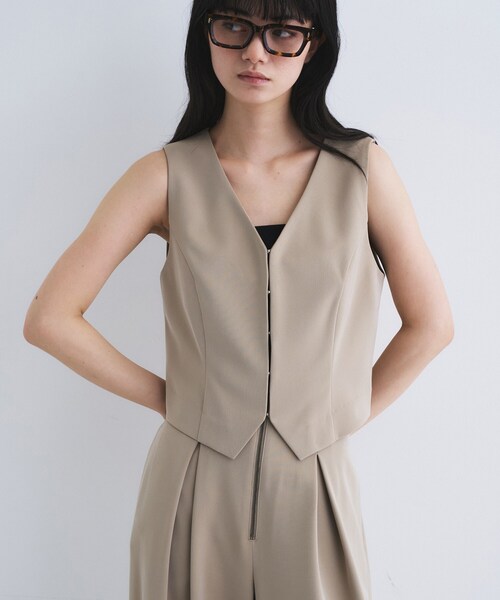 CODE A（コードエー）の「front hook short vest（ベスト・レディース・ブラック/ベージュ・00）」の2枚目の写真