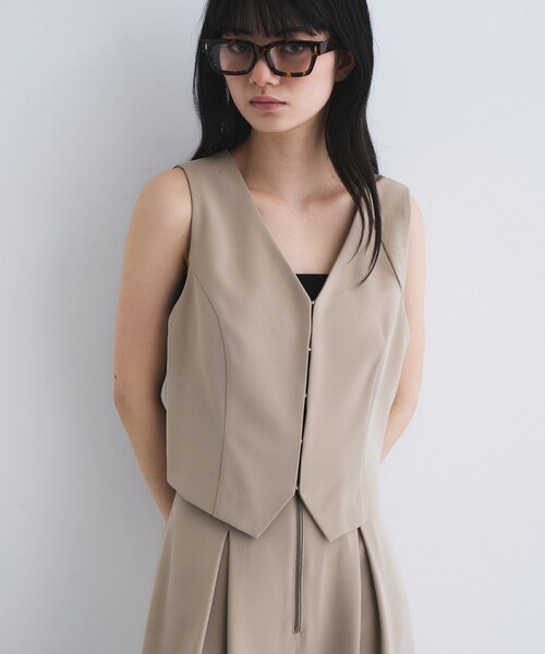 CODE A（コードエー）の「front hook short vest（ベスト・レディース・ブラック/ベージュ・00）」の3枚目の写真