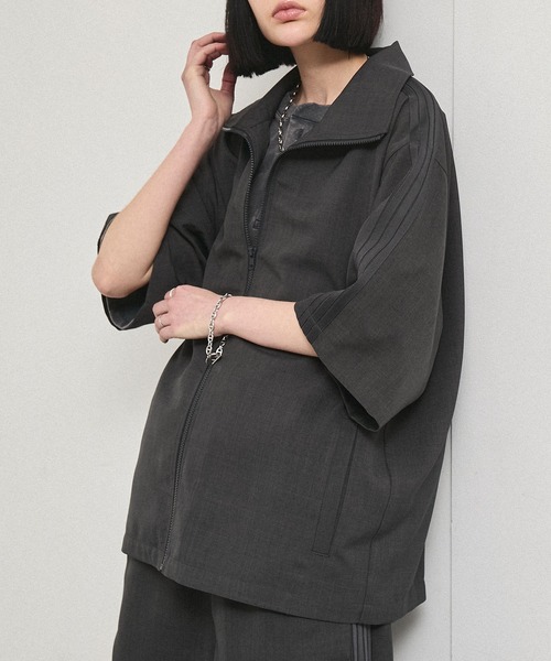 Alfred Alex(アルフレッドアレックス)の「【Alfred Alex】Oversized Zip-Up Track Jacket / サイドライン オーバーサイズ トラックジャケット【セットアップ対応】(ジャージ・メンズ・スミクロ/スモークグレー/グレー・M/L)」の2枚目の写真
