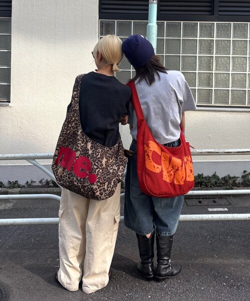 CIAOPANIC TYPY(チャオパニックティピー)の「【UNISEX】【WEB限定】デカロゴニュースペーパーバッグ(ショルダーバッグ・レディース・グレー/オレンジ/ベージュ・ONE SIZE)」の5枚目の写真