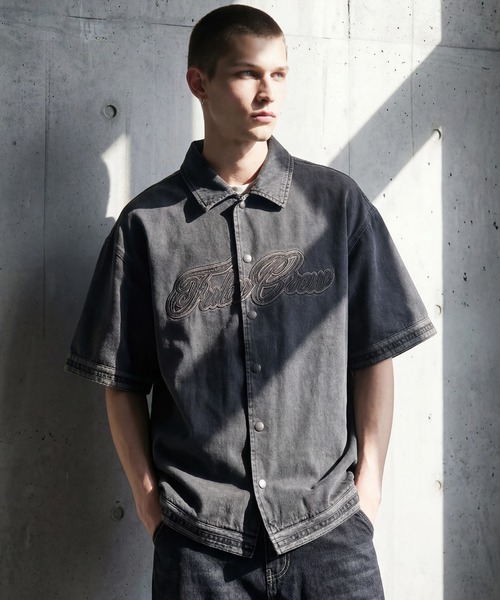 FUBU( フブ)の「【FUBU/フブ】DENIM WARM UP SHIRTS/デニムウォームアップシャツ(シャツ/ブラウス・メンズ・ライトブルー/ブラック・XL/M/L)」の2枚目の写真