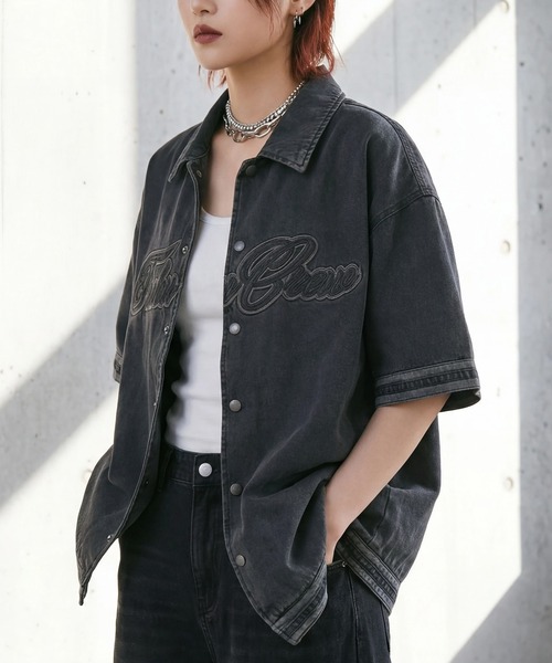FUBU( フブ)の「【FUBU/フブ】DENIM WARM UP SHIRTS/デニムウォームアップシャツ(シャツ/ブラウス・メンズ・ライトブルー/ブラック・XL/M/L)」の3枚目の写真