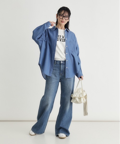 Right-on(ライトオン)の「シアーデニムビッグシャツ(シャツ/ブラウス・レディース・ライトインディゴブルー/ダークインディゴブルー・L/S/M)」の7枚目の写真