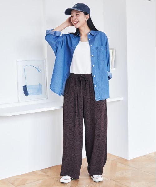 Right-on(ライトオン)の「シアーデニムビッグシャツ(シャツ/ブラウス・レディース・ライトインディゴブルー/ダークインディゴブルー・L/S/M)」の17枚目の写真