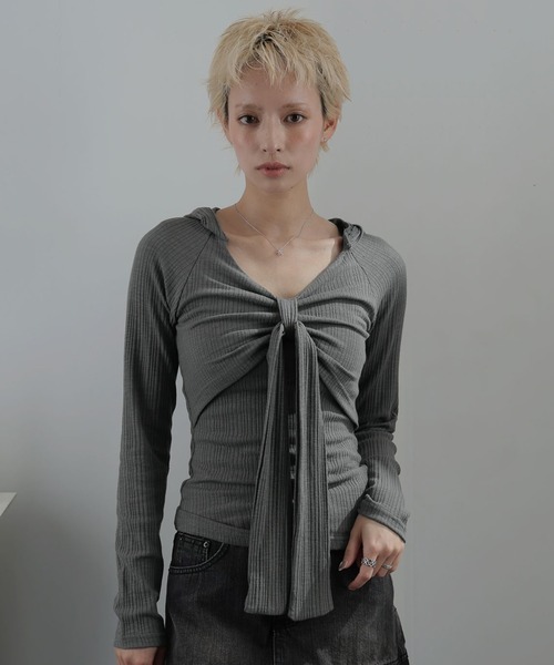 Ulysses(ユリシス)の「フード付きノットデザインロングスリーブカットソー(Tシャツ/カットソー・レディース・ダークグレー/ホワイト・F)」の2枚目の写真