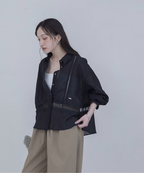 Eimee Law（エイミーロウ）の「レーストリミング シアーヘムシャツ（シャツ/ブラウス・レディース・アイボリー/ブラック/オフホワイト・FREE）」の4枚目の写真