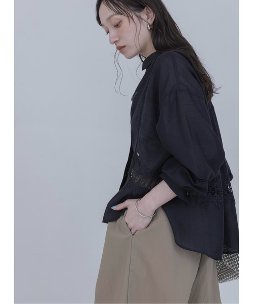 Eimee Law（エイミーロウ）の「レーストリミング シアーヘムシャツ（シャツ/ブラウス・レディース・アイボリー/ブラック/オフホワイト・FREE）」の5枚目の写真