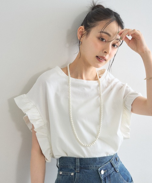 &. NOSTALGIA(アンドドットノスタルジア)の「プチフリルスリーブTシャツ(Tシャツ/カットソー・レディース・グレイッシュベージュ/オフホワイト/ブラック・FREE)」の1枚目の写真