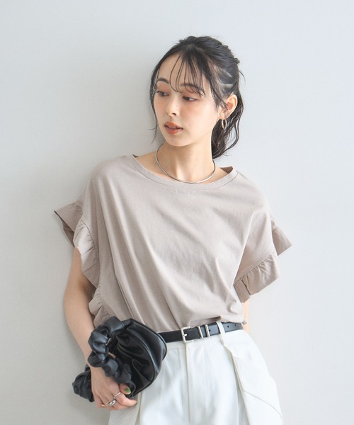 &. NOSTALGIA(アンドドットノスタルジア)の「プチフリルスリーブTシャツ(Tシャツ/カットソー・レディース・グレイッシュベージュ/オフホワイト/ブラック・FREE)」の5枚目の写真