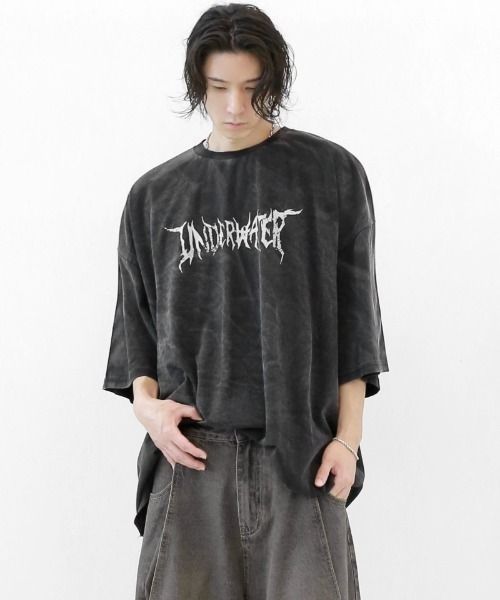 minsobi(ミンソビ)の「スノーウォッシュ フェードロゴ ビッグTシャツ ユニセックス(Tシャツ/カットソー・メンズ・ブラック/チャコールグレー・FREE)」の4枚目の写真