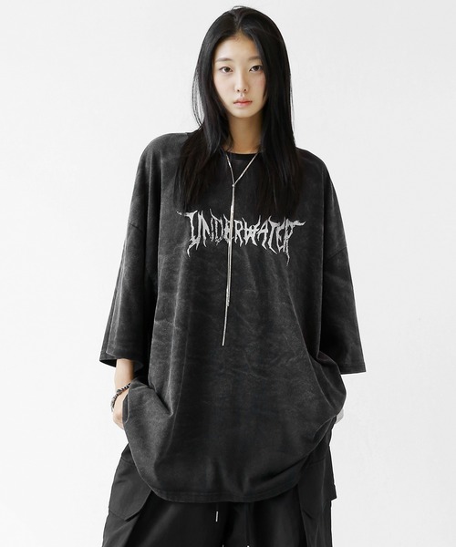 minsobi(ミンソビ)の「スノーウォッシュ フェードロゴ ビッグTシャツ ユニセックス(Tシャツ/カットソー・メンズ・ブラック/チャコールグレー・FREE)」の3枚目の写真
