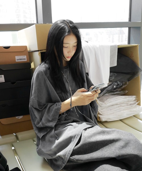 minsobi(ミンソビ)の「スノーウォッシュ フェードロゴ ビッグTシャツ ユニセックス(Tシャツ/カットソー・メンズ・ブラック/チャコールグレー・FREE)」の6枚目の写真