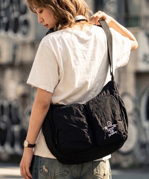 THRASHER（スラッシャー）の「【THRASHER/スラッシャー】ダブルポケット ショルダーバッグ（ショルダーバッグ・メンズ・ブラック系1/ブラック・FREE）」の4枚目の写真