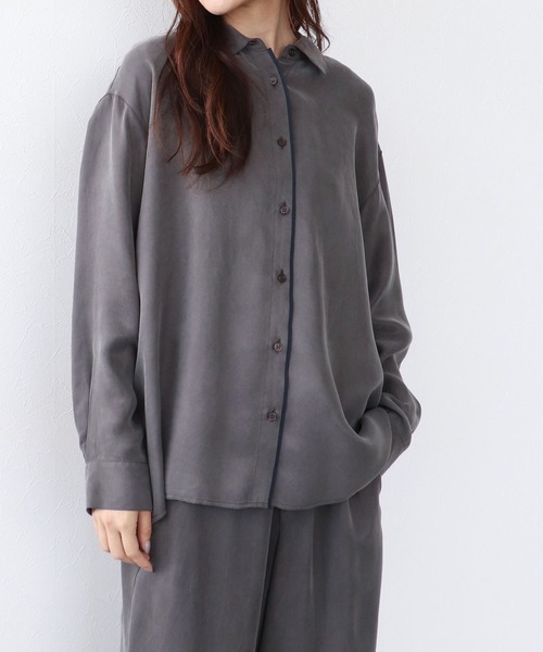 Jines(ジネス)の「とろみバックスリットシャツ(シャツ/ブラウス・レディース・チャコールグレー・38)」の1枚目の写真