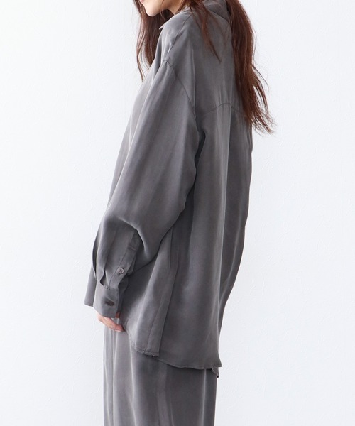 Jines(ジネス)の「とろみバックスリットシャツ(シャツ/ブラウス・レディース・チャコールグレー・38)」の2枚目の写真