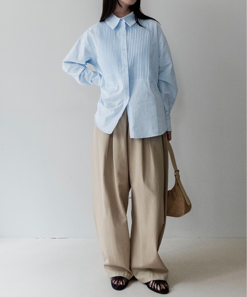 on:nue(オンニュ)の「【on:nue】 ピンタックウエストリボンオーバーシャツ /26-27 AW COLLECTION(シャツ/ブラウス・レディース・ブルー/ホワイト/ブラック/ブラウン・FREE)」の18枚目の写真