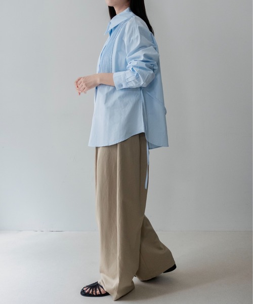 on:nue(オンニュ)の「【on:nue】 ピンタックウエストリボンオーバーシャツ /26-27 AW COLLECTION(シャツ/ブラウス・レディース・ブルー/ホワイト/ブラック/ブラウン・FREE)」の20枚目の写真